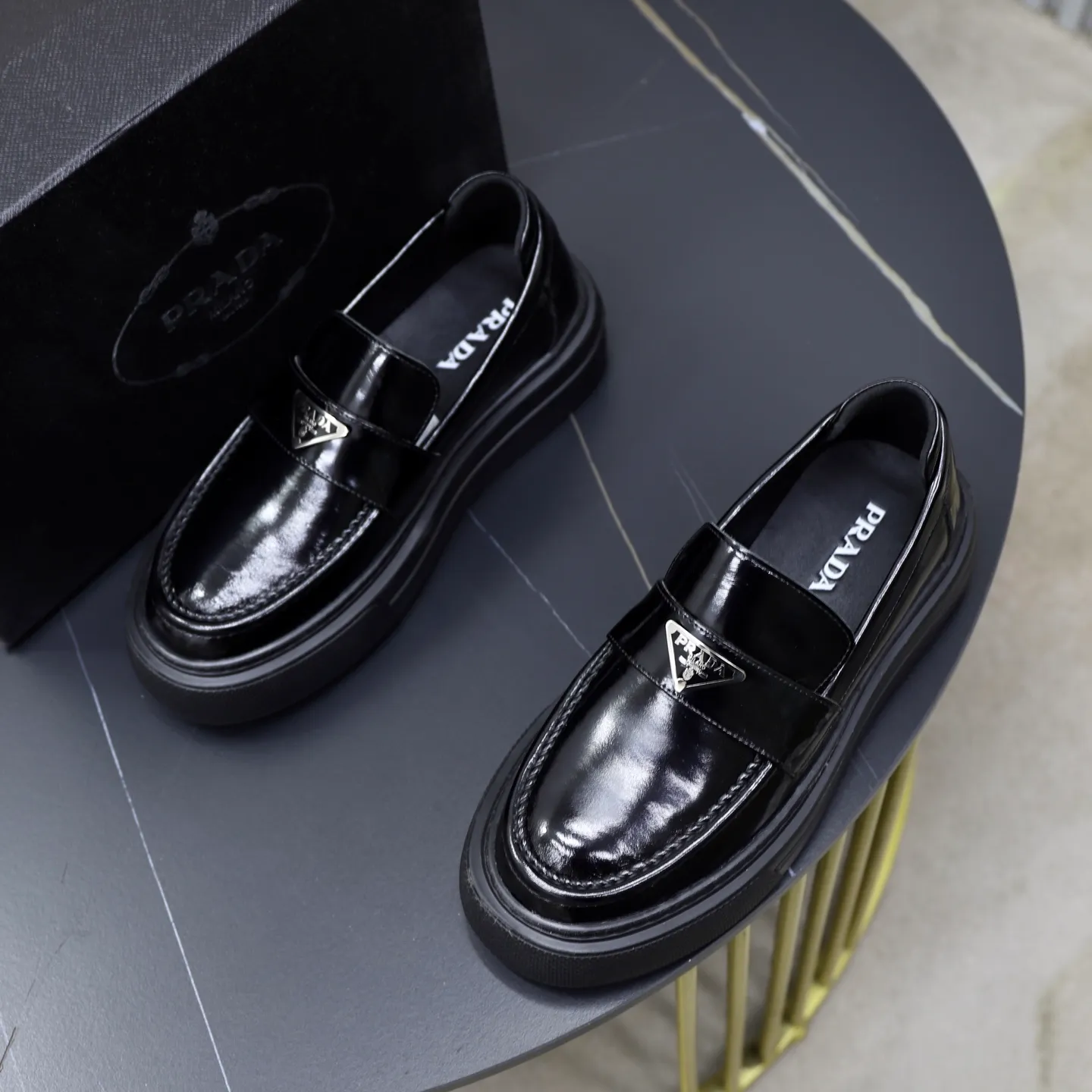 Ex-factory price: 500💰🙅‍♂️🙅‍♂️🙅‍♂️ Brand: PRADA Standard code: Men's code 38-44 (45 can be customized) Grade: Same style as the official website Original order quality Material: Original cowhide surface Comfortable lining Original outsole Style category: Men's fashionable casual leather shoes Distinguished big-name luxury elements Top luxury Color: Color of the actual picture